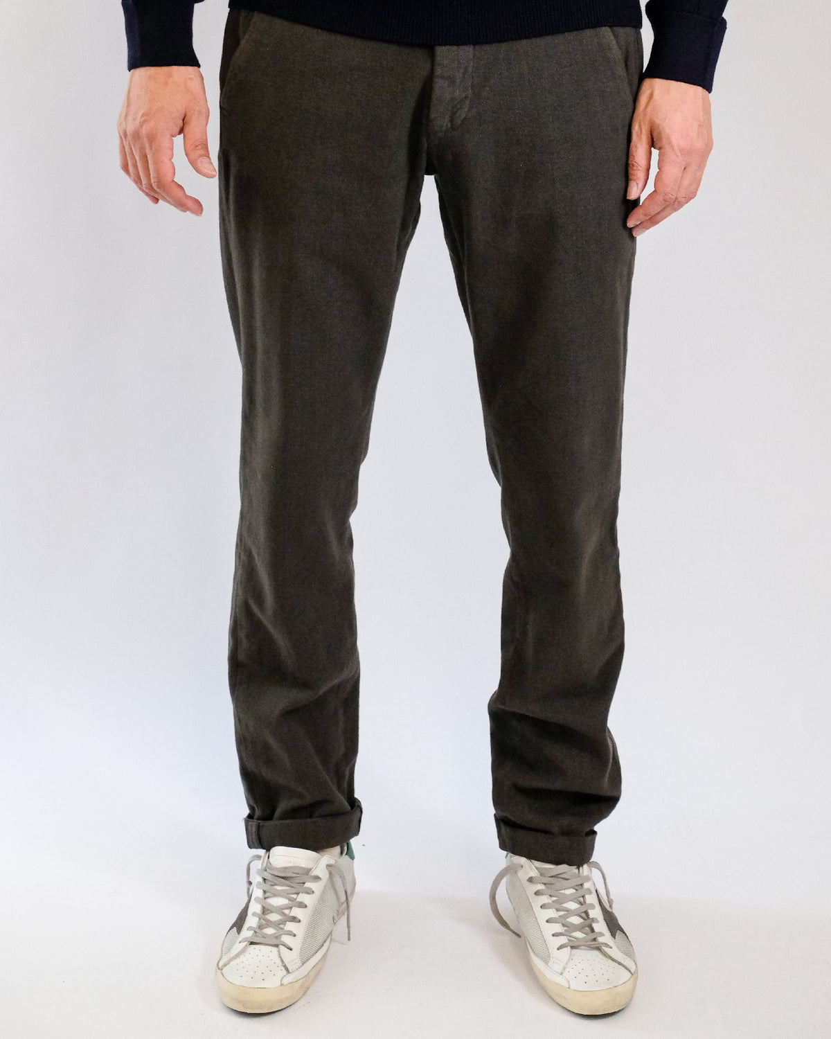 Mason's Dark Brown Torino Thin Check Regular Fit Trousers, gedragen vooraanzicht