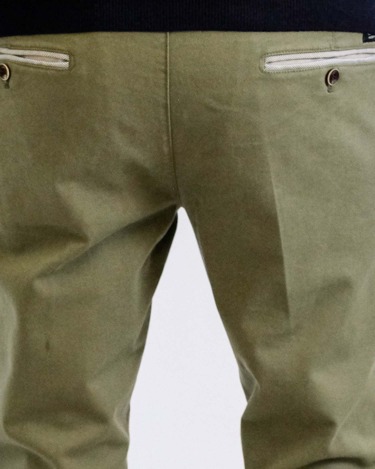 Mason's Dark Green Torino Regular Fit Trousers, gedragen detail achterzakken