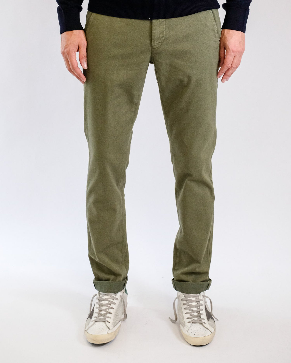 Mason's Dark Green Torino Regular Fit Trousers, gedragen vooraanzicht