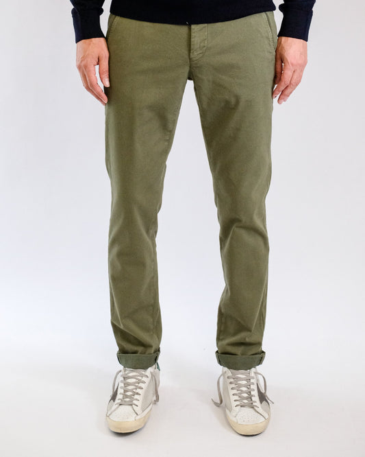 Mason's Dark Green Torino Regular Fit Trousers, gedragen vooraanzicht