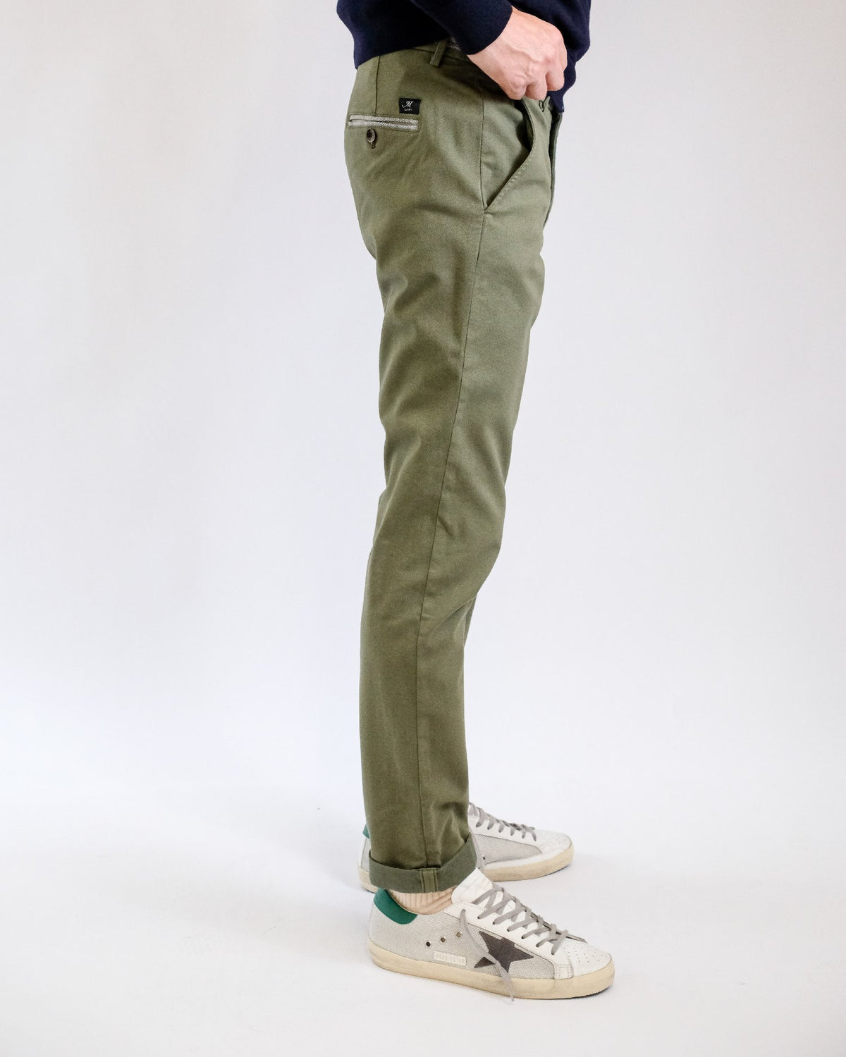 Mason's Dark Green Torino Regular Fit Trousers, gedragen zijaanzicht
