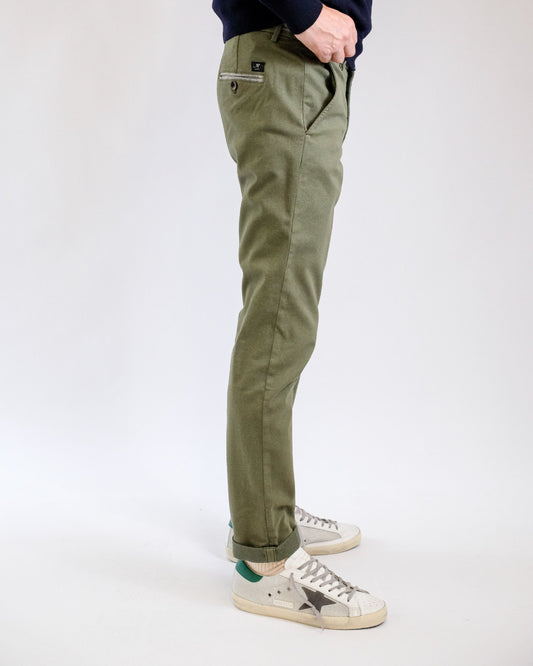 Mason's Dark Green Torino Regular Fit Trousers, gedragen zijaanzicht