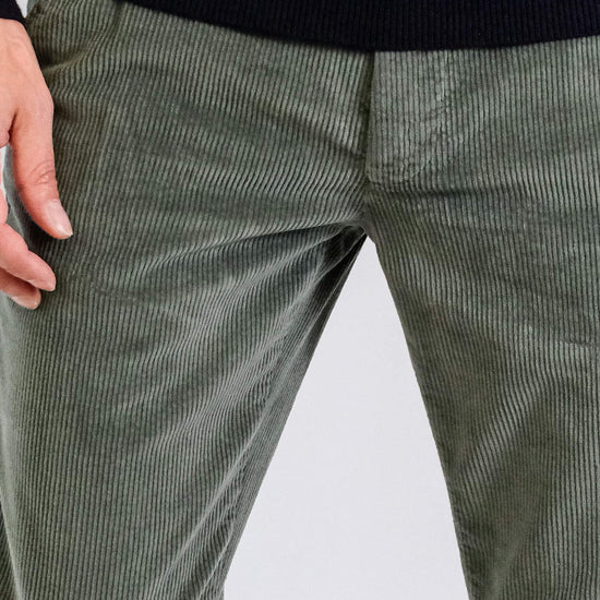 Mason's Dark Grey Torino Heavy Rib Regular Fit Trousers, gedragen detail ribstructuur