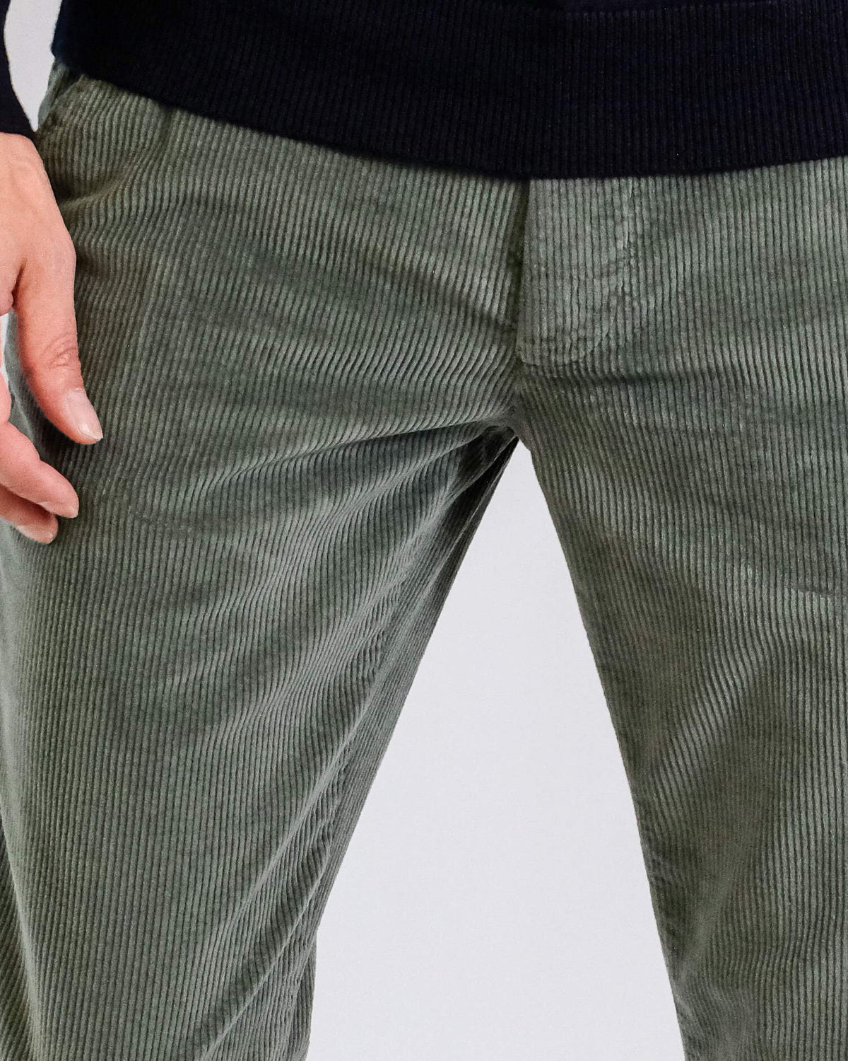 Mason's Dark Grey Torino Heavy Rib Regular Fit Trousers, gedragen detail ribstructuur