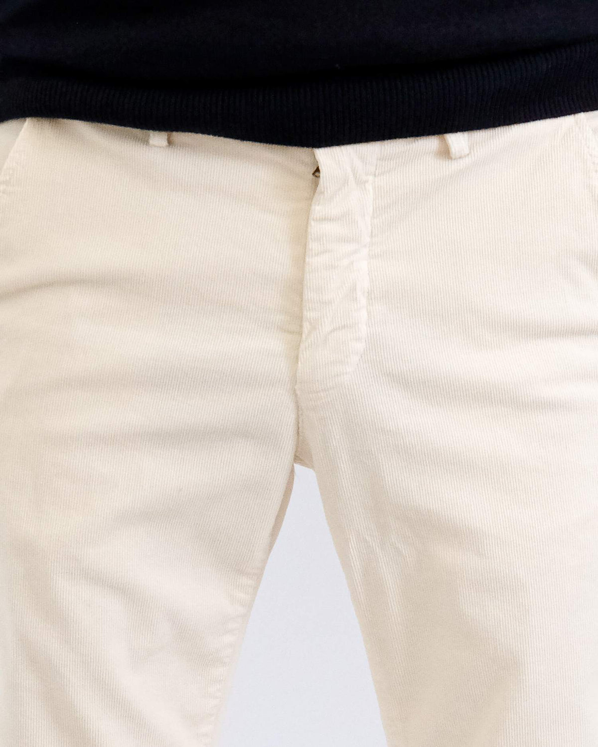 Mason's Ecru Torino Oxford Washed Corduroy Regular Fit Trousers, gedragen detail voorkant