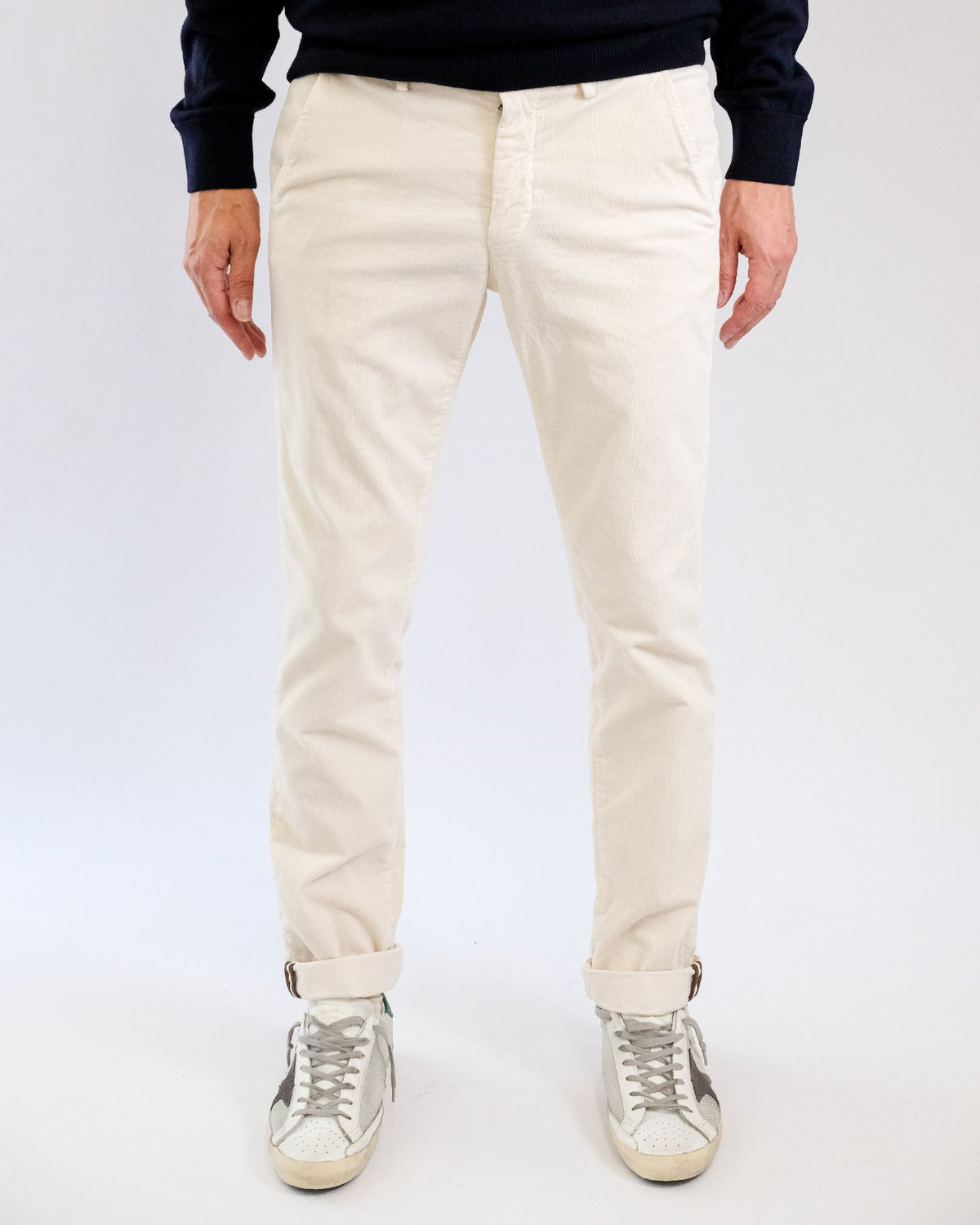 Mason's Ecru Torino Oxford Washed Corduroy Regular Fit Trousers, gedragen vooraanzicht