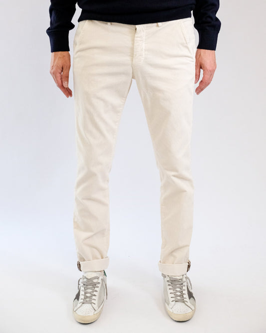 Mason's Ecru Torino Oxford Washed Corduroy Regular Fit Trousers, gedragen vooraanzicht