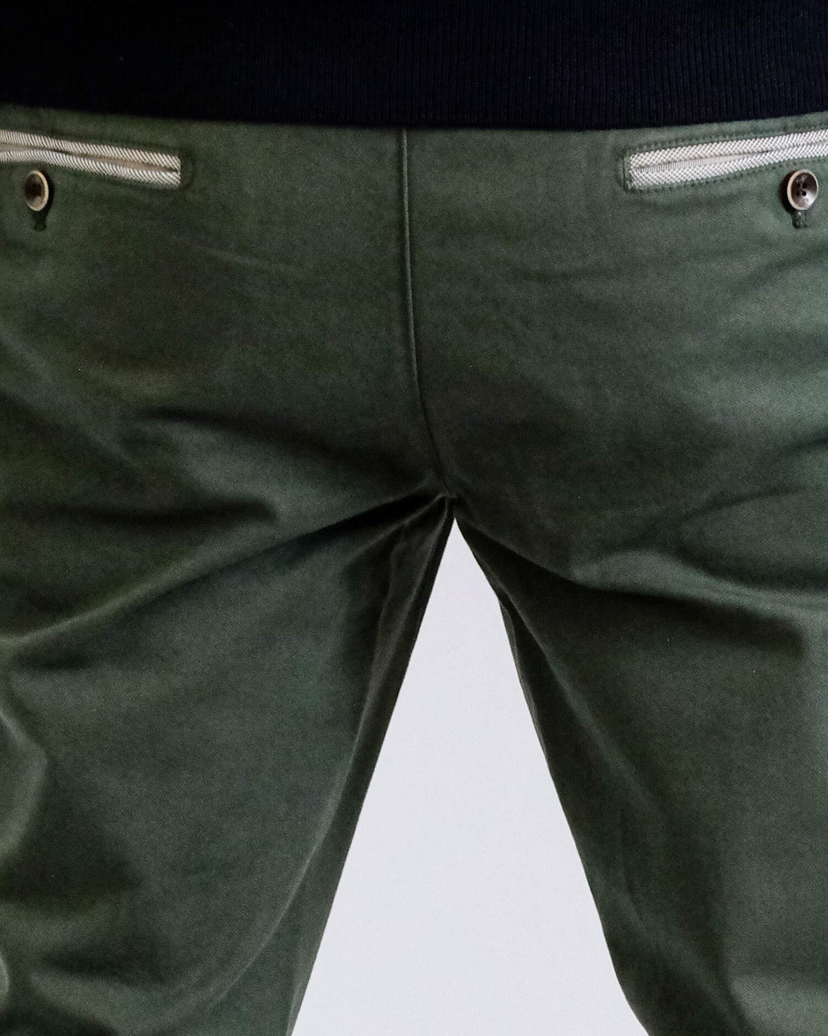 Mason's Green Grey Torino Regular Fit Trousers, gedragen detail achterzakken