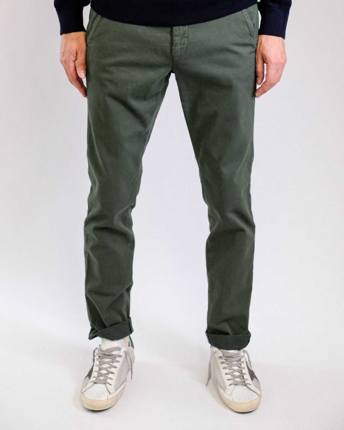 Mason's Green Grey Torino Regular Fit Trousers, gedragen vooraanzicht