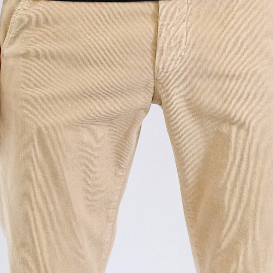 Mason's Greige Torino Oxford Washed Corduroy Regular Fit Trousers, gedragen detail voorkant
