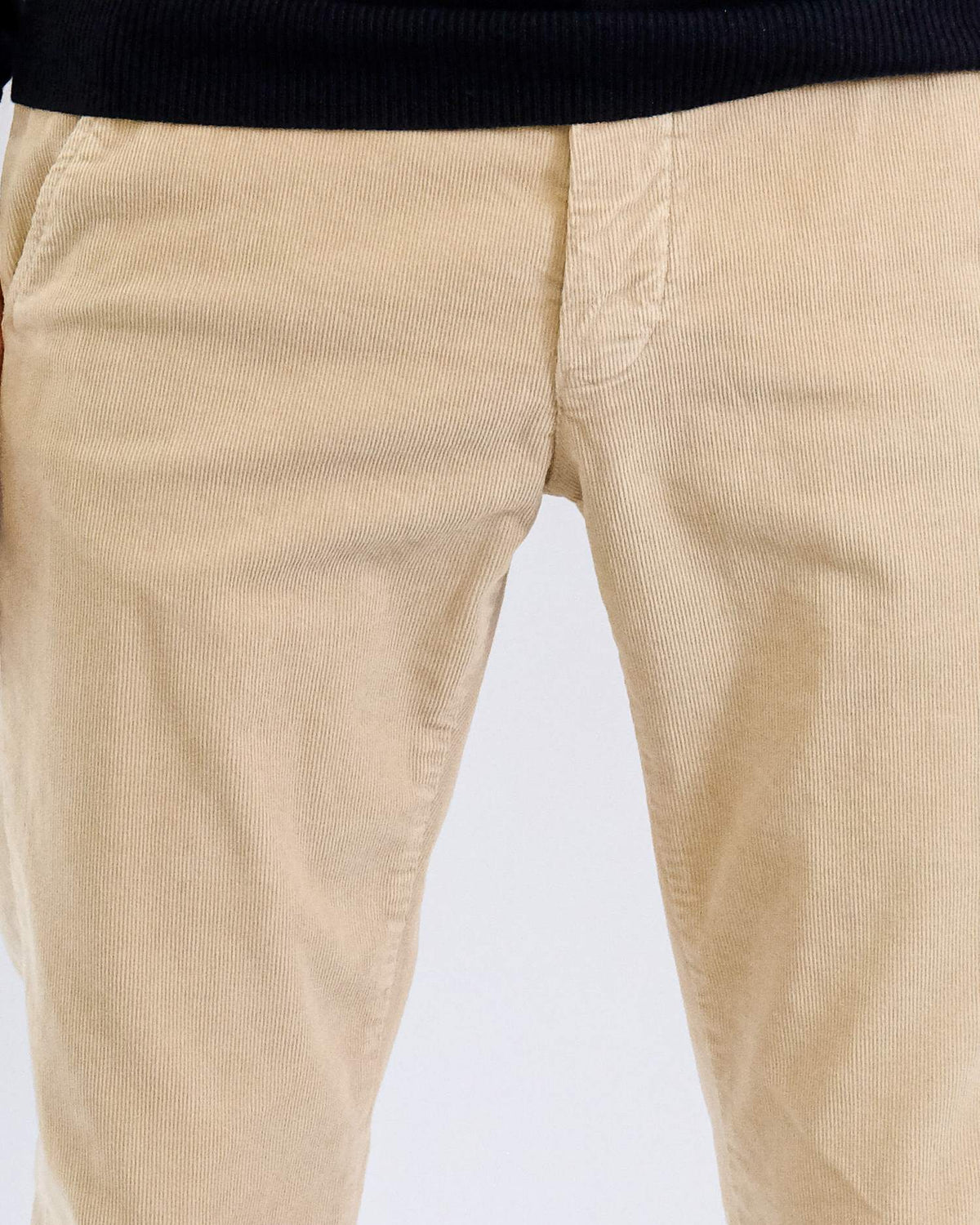 Mason's Greige Torino Oxford Washed Corduroy Regular Fit Trousers, gedragen detail voorkant