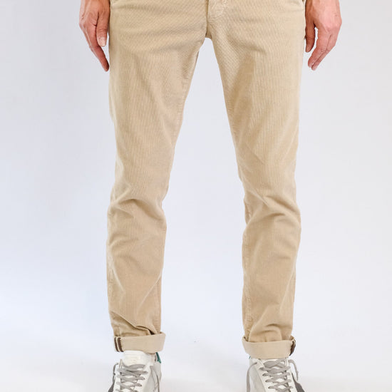 Mason's Greige Torino Oxford Washed Corduroy Regular Fit Trousers, gedragen vooraanzicht