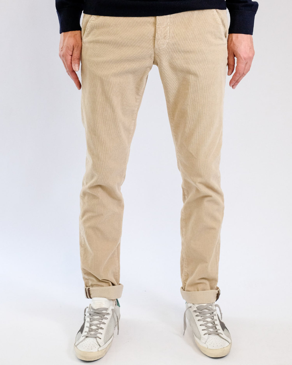 Mason's Greige Torino Oxford Washed Corduroy Regular Fit Trousers, gedragen vooraanzicht