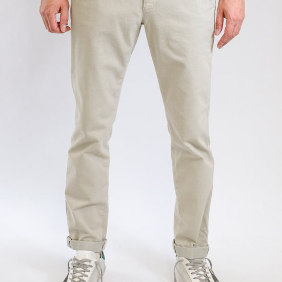 Mason's Grijs Beige Torino Regular Fit Trousers, gedragen vooraanzicht