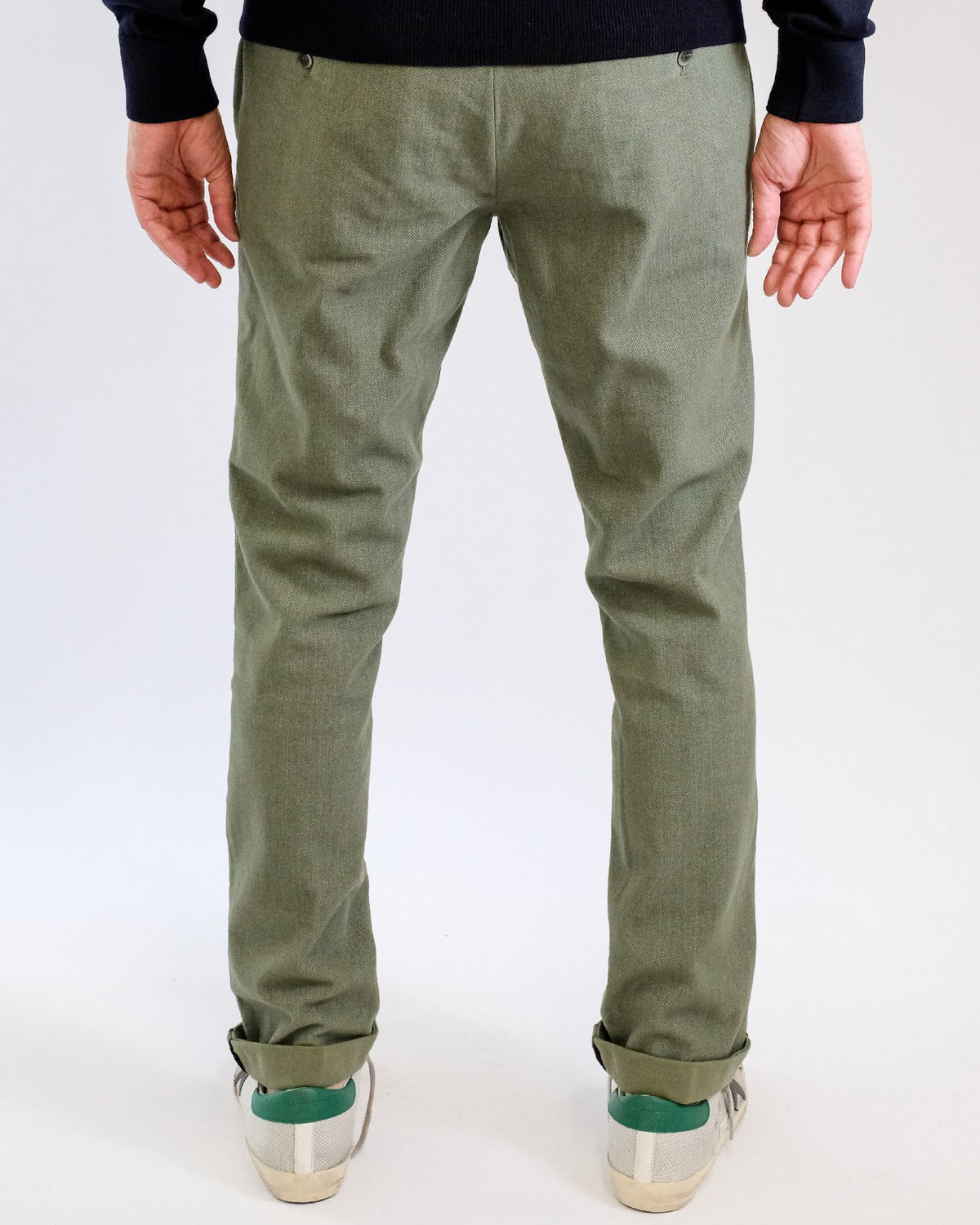 Mason's Kakhi Torino Herringbone Regular Fit Trousers, gedragen achteraanzicht