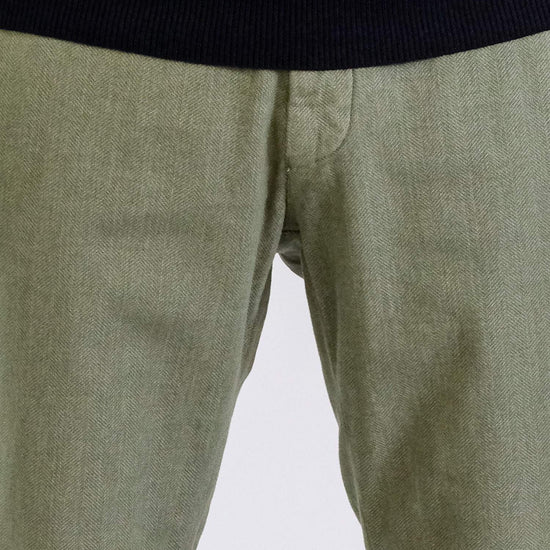 Mason's Kakhi Torino Herringbone Regular Fit Trousers, gedragen detail visgraat