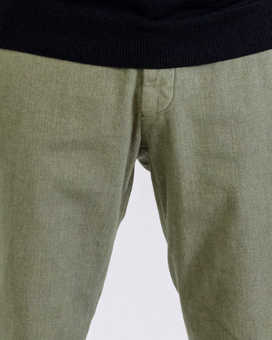 Mason's Kakhi Torino Herringbone Regular Fit Trousers, gedragen detail visgraat