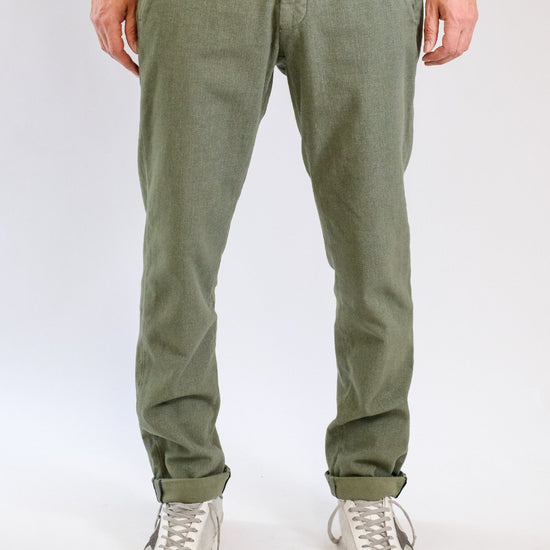 Mason's Kakhi Torino Herringbone Regular Fit Trousers, gedragen vooraanzicht