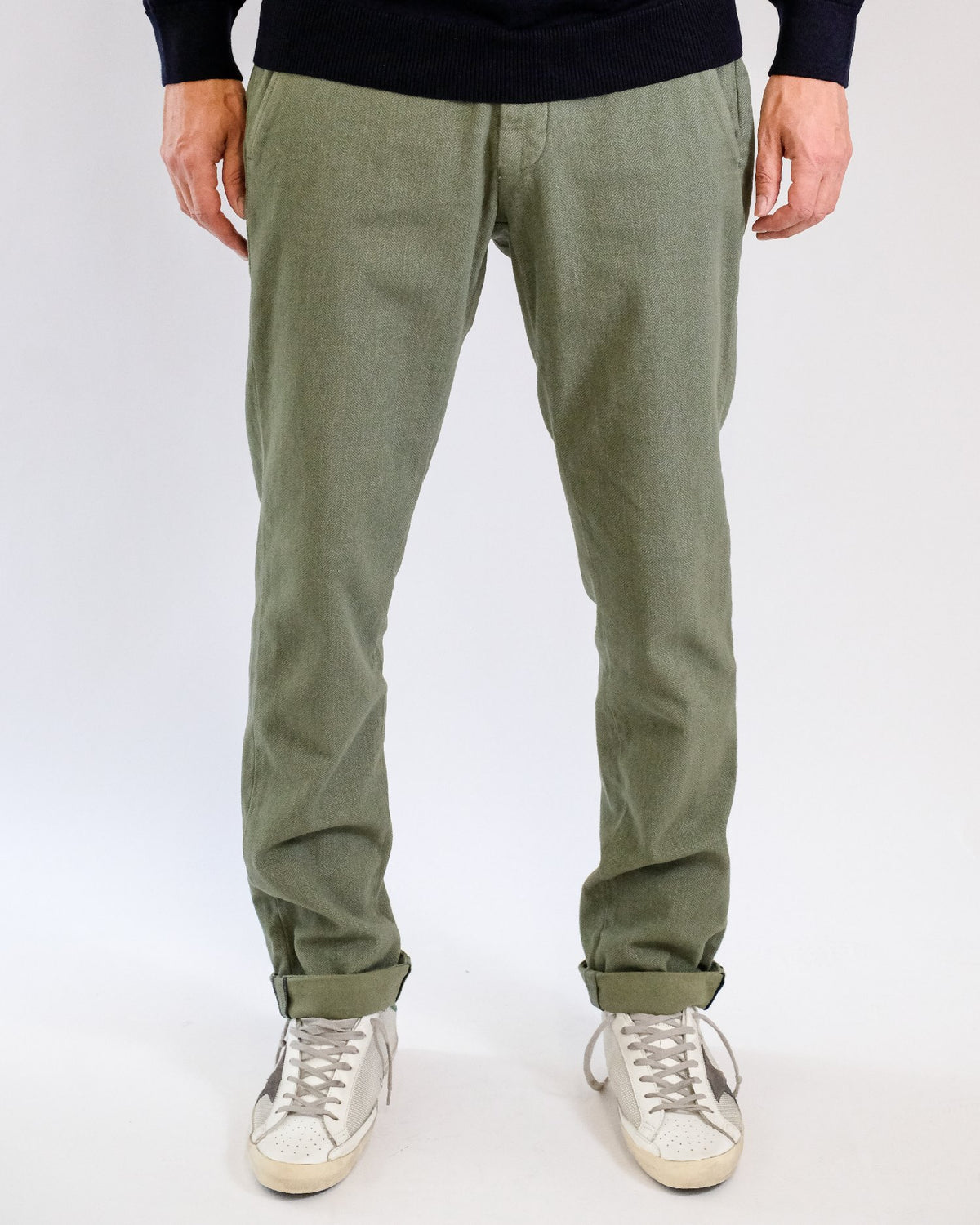 Mason's Kakhi Torino Herringbone Regular Fit Trousers, gedragen vooraanzicht