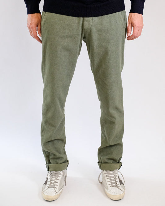 Mason's Kakhi Torino Herringbone Regular Fit Trousers, gedragen vooraanzicht