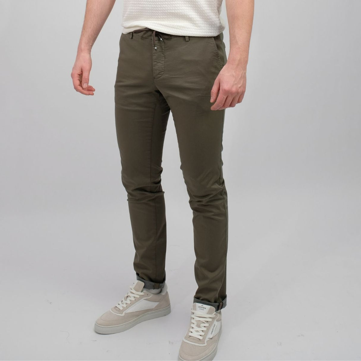 Mason's Milano Jogger Slim Fit broek Dark Taupe, gedragen driekwart zijaanzicht links