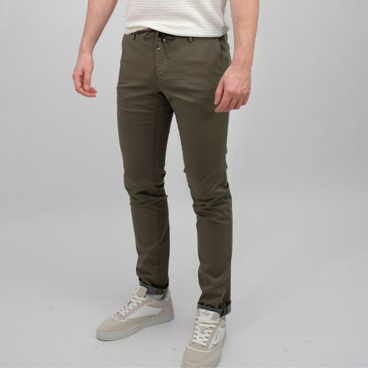 Mason's Milano Jogger Slim Fit broek Dark Taupe, gedragen driekwart zijaanzicht links