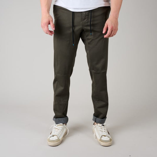 Mason's Milano Jogger Travel broek Dark Taupe, gedragen volledig vooraanzicht