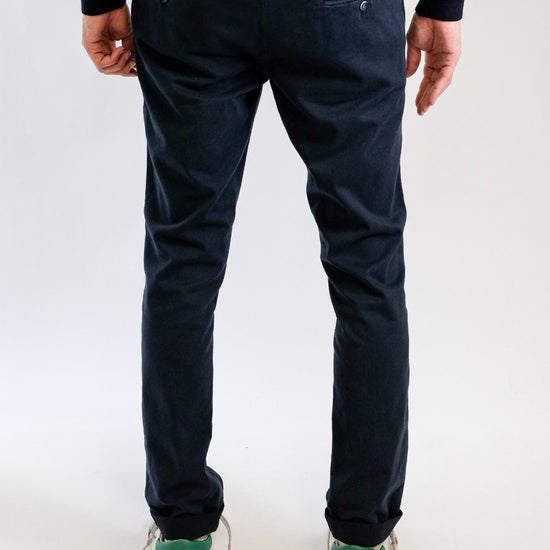 Mason's Navy Torino Double Face Regular Fit Trousers, gedragen achteraanzicht
