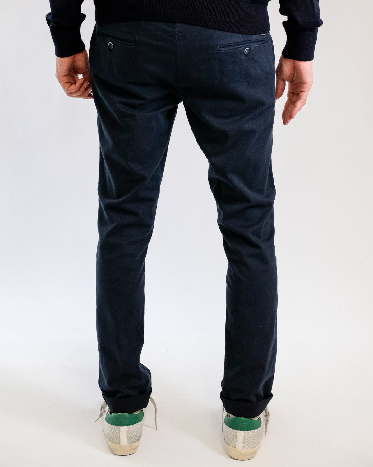 Mason's Navy Torino Double Face Regular Fit Trousers, gedragen achteraanzicht