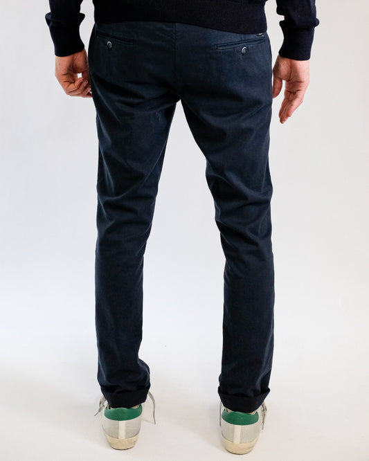 Mason's Navy Torino Double Face Regular Fit Trousers, gedragen achteraanzicht