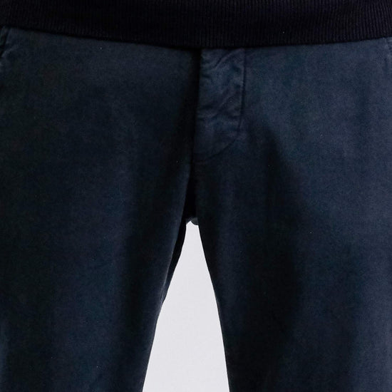 Mason's Navy Torino Double Face Regular Fit Trousers, gedragen detail voorkant