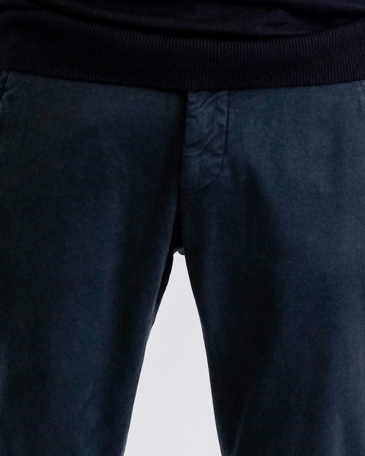 Mason's Navy Torino Double Face Regular Fit Trousers, gedragen detail voorkant