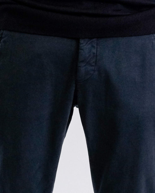 Mason's Navy Torino Double Face Regular Fit Trousers, gedragen detail voorkant