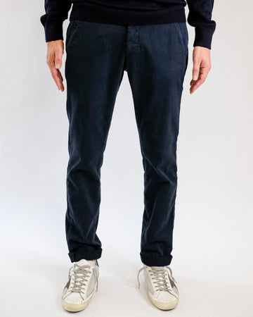 Mason's Navy Torino Double Face Regular Fit Trousers, gedragen vooraanzicht