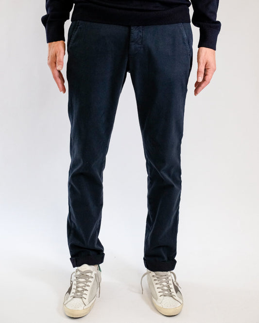 Mason's Navy Torino Double Face Regular Fit Trousers, gedragen vooraanzicht