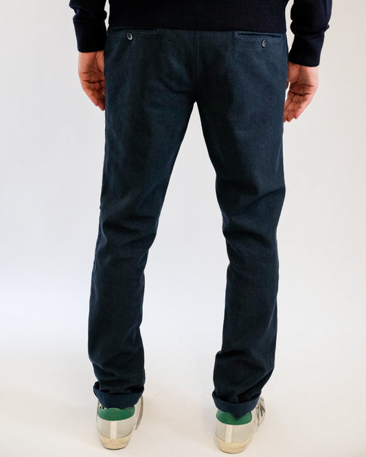 Mason's Navy Torino Herringbone Regular Fit Trousers, gedragen achteraanzicht