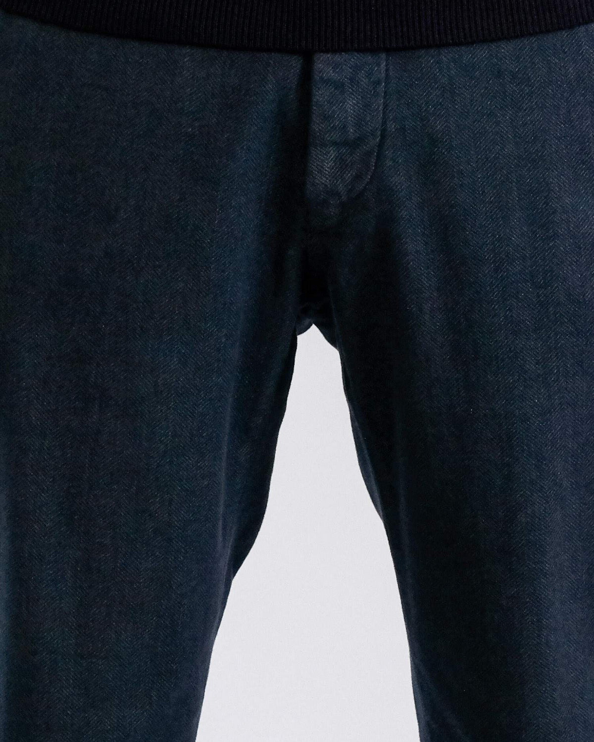 Mason's Navy Torino Herringbone Regular Fit Trousers, gedragen detail visgraat