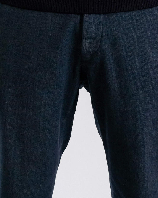 Mason's Navy Torino Herringbone Regular Fit Trousers, gedragen detail visgraat