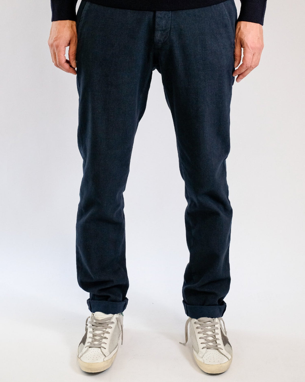 Mason's Navy Torino Herringbone Regular Fit Trousers, gedragen vooraanzicht
