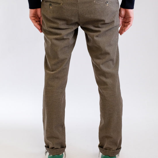 Mason's Torino Chino Donkerbeige, gedragen achteraanzicht