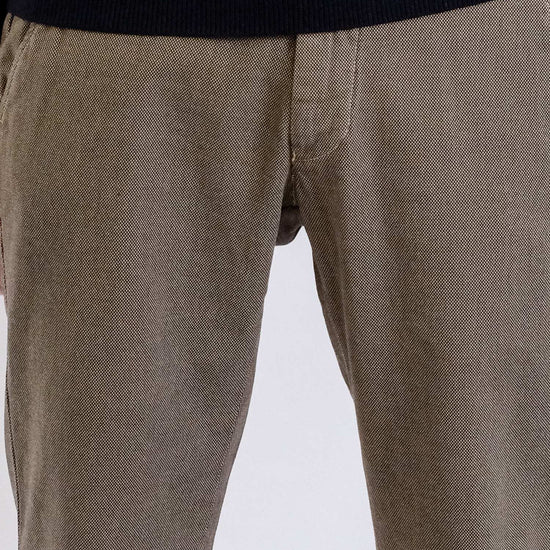 Mason's Torino Chino Donkerbeige, gedragen detail voorkant