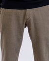 Mason's Torino Chino Donkerbeige, gedragen detail voorkant