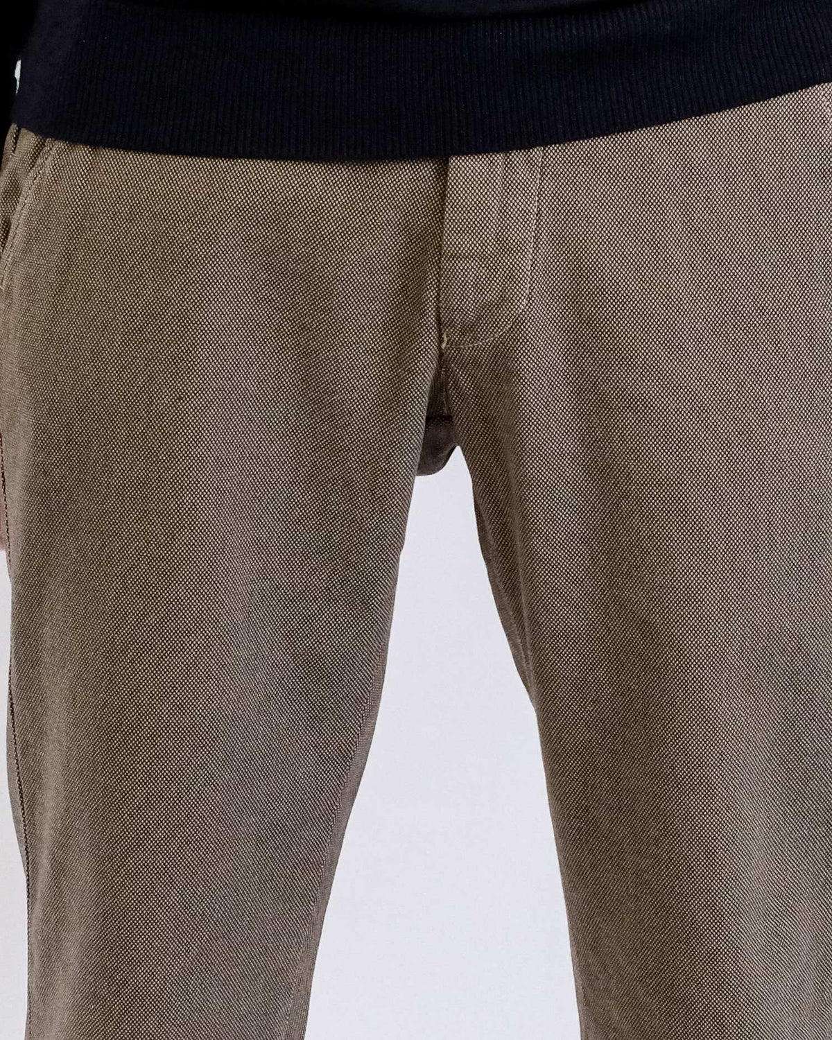 Mason's Torino Chino Donkerbeige, gedragen detail voorkant