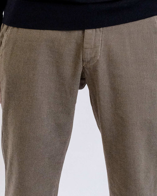 Mason's Torino Chino Donkerbeige, gedragen detail voorkant