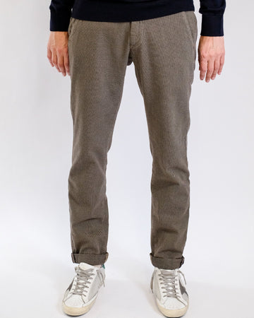 Mason's Torino Chino Donkerbeige, gedragen vooraanzicht