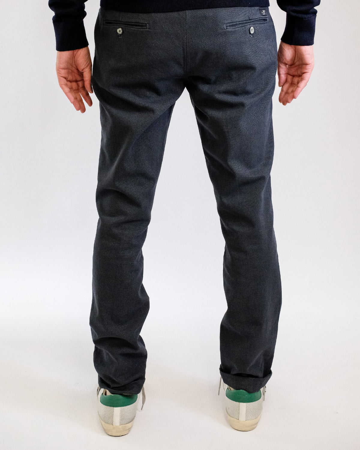 Mason's Torino Chino Navy Birdseye, gedragen achteraanzicht