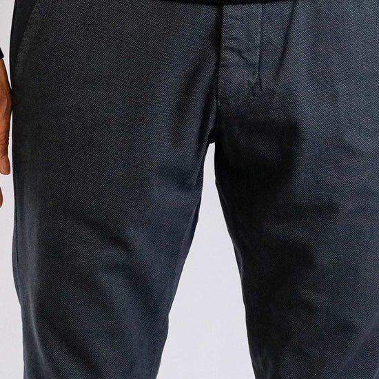 Mason's Torino Chino Navy Birdseye, gedragen detail voorkant