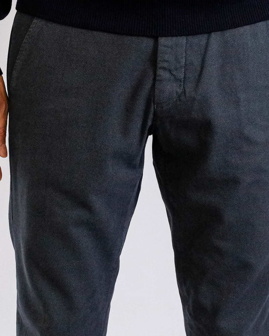 Mason's Torino Chino Navy Birdseye, gedragen detail voorkant