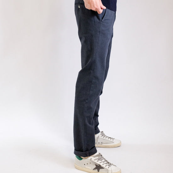 Mason's Torino Chino Navy Birdseye, gedragen zijaanzicht