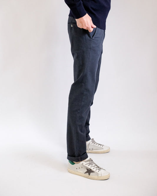 Mason's Torino Chino Navy Birdseye, gedragen zijaanzicht